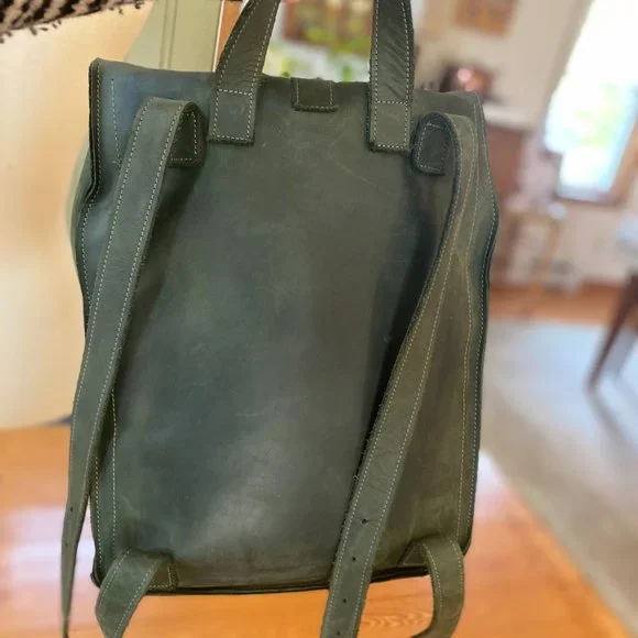 LOVELY GREEN LEATHER BACKPACK WITH LAPTOP COMPARTMENT - Picture 14 of 14